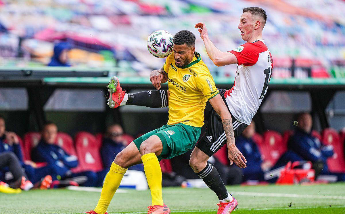 清晨阿贾克斯备战亚冠,门线救险细节曝光,压力陡增,轮换策略成焦点 清晨阿贾克斯备战亚冠,门线救险细节曝光,压力陡增,轮换策略成焦点